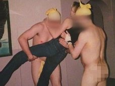 イギリス空軍の“夜の入隊儀式”ヌード写真が流出! 女性隊員相手に疑似レイプ、逆さ開脚から手袋ペニスの虐待…!