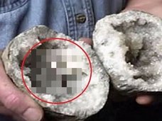【衝撃】古代の晶洞石内部に“埋め込まれた”謎の人工金属片が発見される! 新オーパーツに専門家も驚愕、超古代文明のエイリアン技術か!?