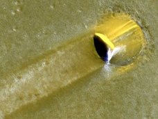 NASAが火星に墜落した巨大UFO(130m)を激写! 公式見解にUFO研究家が反論「クラッシュした機体か宇宙人基地の入口」