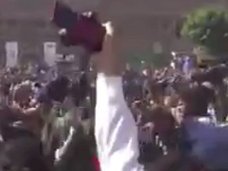 【閲覧注意】3歳幼女をレイプした男の「公開処刑祭り」が盛大すぎる! 壮絶“ゼロ距離射殺”の瞬間、歓喜に湧く観衆=イエメン