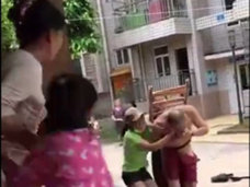 正妻と愛人がタッグを組み、浮気男に怒りの鉄槌! パンツが引き裂かれ……