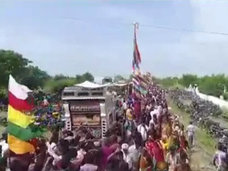 【閲覧注意】祭の最中に観客がバタバタと感電死! 走る閃光、立ち上る火柱… 祝祭が一瞬にして地獄と化す!=インド