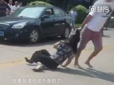母思いか、八つ当たりか……父の愛人を息子が路上でフルボッコ!