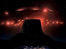 【奇景】UFOの着陸場所「デビルズタワー」がヤバすぎる! 死ぬまでに一度は行きたいオカルトの聖地で“未知との遭遇”も可能!?