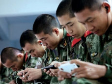 スマホゲームに熱中しすぎて警報音に気づかず……“世界最強”うたう中国人民解放軍が崩壊間近!?