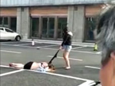 見物人は知らん顔!? 公然キャットファイトに敗れた女性、半裸のまま現場に放置される