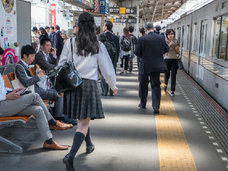 痴漢は「依存症」である~常習者の歪んだ認知「仕事を頑張ったから痴漢は許される」!?