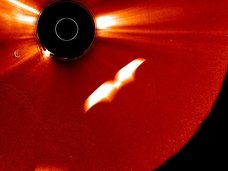 太陽付近を飛行する“メーヴェ型UFO”をNASAが激写! 伝説の「翼を持つ太陽」現象発生、これは“太陽の従者”なのか!?