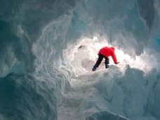 【ガチ】南極で「摂氏25度の温暖な洞窟」発見、BBC報道! 学者も興奮「謎の”高等生物”が生息、未知のDNA採取できる可能性」
