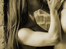 奇習! 肉欲のやり場に困った未亡人が男衆とひたすら濃厚SEX!? 「炭焼き小屋」で行われる伝統的フリーセックスの習わし=北関東