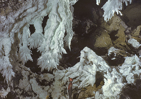 絶対入ってみたい世界の洞窟5選！　デカい結晶、青く光る氷、不気味な音……!!　の画像4