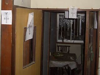 「死体遺棄の現場」「女の幽霊がいる」京都の廃モーテルを徹底取材！ 大量の“御札”が貼られた内部に震えが止まらない