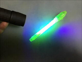 【怪しい実験室】100均で紫外線発生装置を作る方法！ 蛍光ペンがありえない光り方をする!!