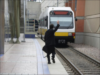 飛び込み自殺は特急列車に限らない ― 大久保駅で目撃した事故から考える、心理状況とは？