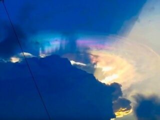 日暈に擬態した「黄金虹色の巨大UFO」が神々しすぎる！ 泣けるほど美しい姿を見よ！