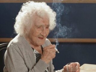 100歳超え老人たち長寿の秘訣27「1日30本タバコ」「コーラ」「豚足」「スポーツしない」