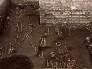 ケンブリッジ大学の地下から1,300体もの骸骨が発見!! その歴史背景とは？