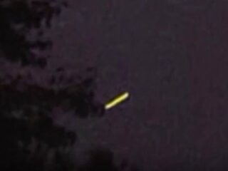 黄金の昇り龍か、葉巻型UFOか？ 嵐の夜空を電光石火で飛び去る謎の物体が激写される！