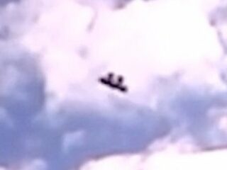 低空を猛スピードで爆走する“2人乗り”UFO？車載カメラが激撮、まるで空飛ぶ絨毯！