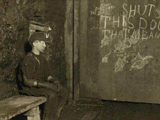 20世紀初頭に写真家が残したアメリカの過酷な白人児童労働「アメリカンボンバー」の記録!!