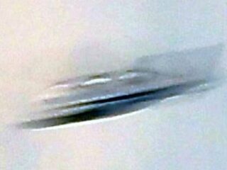 元空軍少佐が告発した“UFO頻出地区”で戦闘機を猛追するUFOが激写される！ 3つの窓までハッキリ