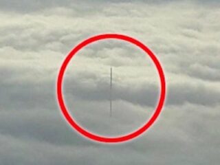 飛行機から撮影された「雲を突き抜ける謎のポール」！ 高さ1400メートル以上、月と地球を繋ぐコードか？
