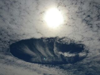 雲にぽっかり空いた巨大な穴!! UFOか、自然現象か？