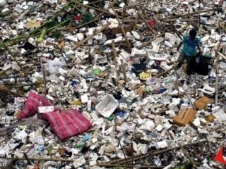 汚すぎて戦争へ？ゴミまみれの「チリウン川」が大変なことに！＝インドネシア