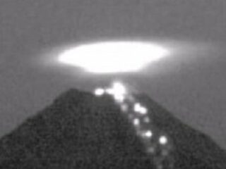 メキシコの火山上空に全長600m超の「円盤型UFO」が出現？ 専門家「火口でエネルギーを充電している」