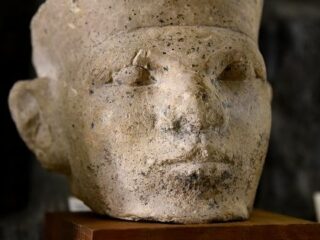 古代エジプト初代ファラオ「メネス王」は実在したか？ 神から王位継承、カバに踏み殺され… 謎多き権力の源泉とは