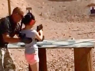 4歳のキッズが喜ぶ「初めてのライフル」 ― 米で銃規制巡る議論再燃