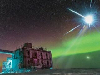 南極で検出された幽霊粒子の“発生源”を特定！ 40億光年彼方の「TXS 0506+056」1カ所からやってきている!?