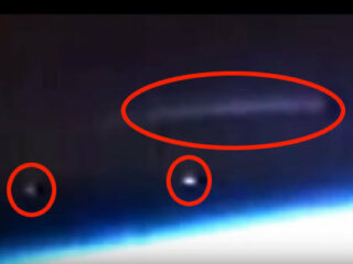国際宇宙ステーションが2機の小型UFOと巨大“葉巻型”母艦を激撮？専門家「明らかにNASAが画質を落としている」