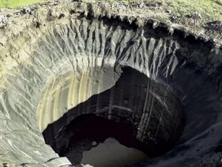 シベリアの巨大陥没穴の謎が解明か？＝ロシア
