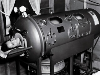恐怖の「鉄の肺」 ― 20世紀半ばに多くの子どもを救った人工呼吸器が拷問レベル