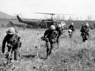ベトナム戦争最大かつ最凶の残酷社会実験「10万人計画」とは ― 死亡率3倍、弱者兵士を前線へ