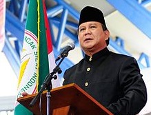 選挙結果に不満で、最高裁判所に呪いをかける男＝インドネシア