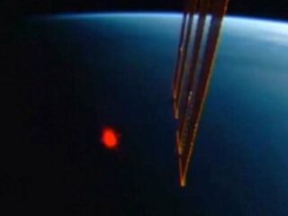 国際宇宙ステーションが謎の“赤い閃光”を激撮！ 「宇宙生命体」か「レッドスプライト」か、議論紛糾！