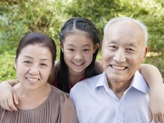 「祖父母のニオイ」は確かに存在する！　年齢層によって体臭が変化する原因とは……