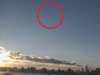 東京湾に現れた驚異の「紡錘形UFO」を激写！ ダークグレイ金属質の不思議な形状に驚愕・徹底検証！