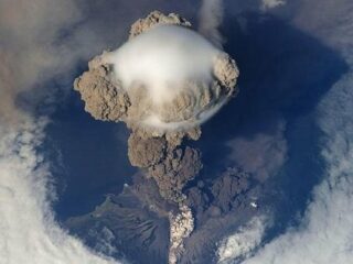 イタリアのスーパー火山「地獄への入口」が活発化！ 破局噴火→噴煙による気候変動→世界滅亡か!?