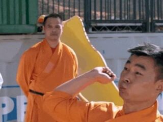 【衝撃映像】少林寺の秘伝奥義がガチで天下一すぎる！ 投げた針でガラス板を突き破り、風船を割る！