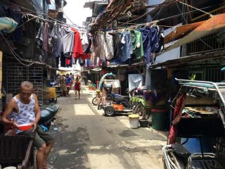 大量のゴミと若者で埋め尽くされた危険な「スラム街」の奥に潜入、衝撃の光景とは!? 村田らむの超ディープなフィリピン・マニラ探訪！