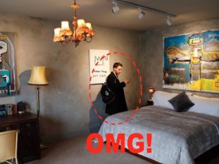 バンクシーの正体、ついに写真で収められる！ バンクシー経営のホテルで佇む“マッシヴ・アタック3D”の姿がバッチリ…