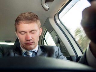 テスラの半自動運転で“居眠り”頻発、高速道路で“爆睡”も！ 交通事故むしろ増える… 自動運転と運転支援の違いを理解せよ！