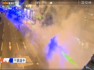 香港デモが完全にSF化していた！ レーザービームが飛び交い、顔認証システムめぐる攻防… ハンパない未来感！