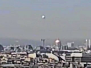 【衝撃】パリ上空に純白メタリックUFO出現、宇宙人がコロナ禍を視察か!? 市民戦慄「気球ではあり得ない」