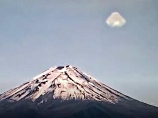 富士山に巨大UFO出現？ 四角形の光る窓や推進装置も…!?