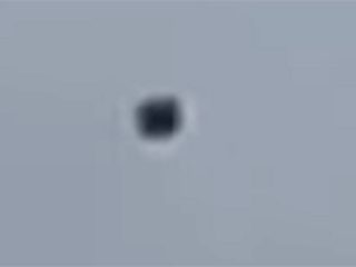 米上空に「キューブ型UFO」が出現！ 軍用機の後を追うように現れ… 目撃者多数