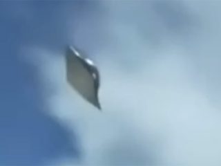 「金属製エイ型UFO」の動画が公開される！ 驚くほど鮮明な映像